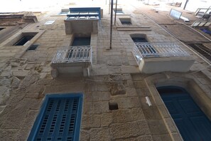 Exterior detail - 4 L'Isle Adam - Valletta Dream Suites (Il-Belt Valletta)
