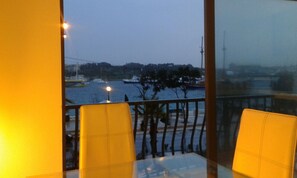Outdoor dining - Water Front Flat - balcony (Tas-Sliema)