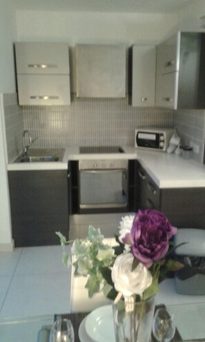 Fridge, microwave, oven, coffee/tea maker - Water Front Flat - balcony (Tas-Sliema)