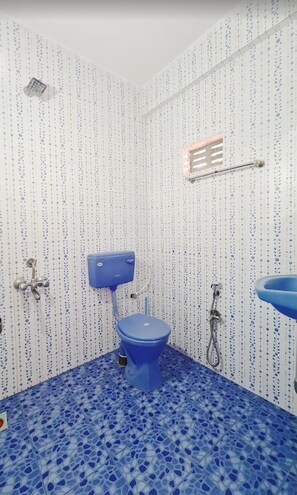 Douche, sèche-cheveux, serviettes fournies, savon