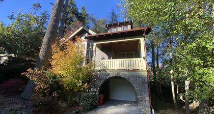 Luxurious Home w/Hot Tub, 5 minute walk to Town and Beach