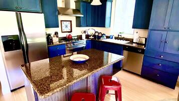 KylskÄp, mikrovÄgsugn, ugn och spishÀll