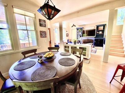 Luxurious Home w/Hot Tub, 5 minute walk to Town and Beach