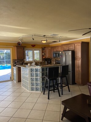 Fridge, microwave, stovetop, dishwasher