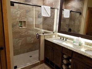 Dusche, Whirlpool, Seife, Toilettenpapier