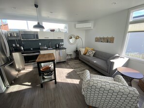 Smart TV - Modern home in the Heart of Eastsound Village - Walk to Shops, Cafes, & Beaches (Eastsound)