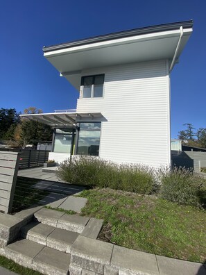 Exterior - Modern home in the Heart of Eastsound Village - Walk to Shops, Cafes, & Beaches (Eastsound)