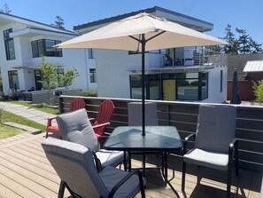 Outdoor dining - Modern home in the Heart of Eastsound Village - Walk to Shops, Cafes, & Beaches (Eastsound)
