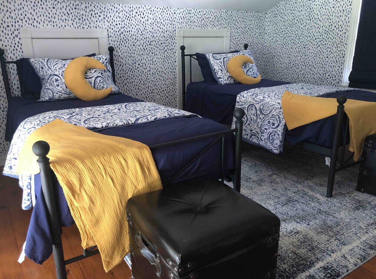 4 bedrooms, iron/ironing board, WiFi, bed sheets
