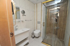 Een douche, een regendouche, pantoffels, handdoeken