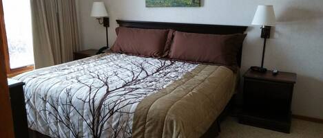 2 soverom, skrivebord, strykejern/-brett og wi-fi (inkludert)