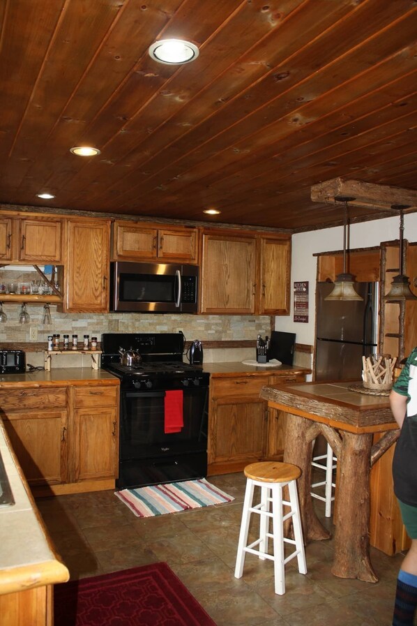 Microwave, coffee/tea maker, cookware/dishes/utensils - Camp Shepard (Saranac Lake)