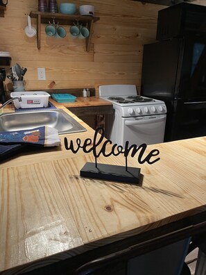 Mikrowelle, Wasserkocher mit Kaffee-/Teezubehör