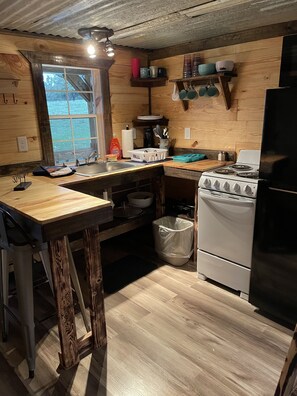 Mikrowelle, Wasserkocher mit Kaffee-/Teezubehör