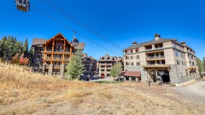 Un centro de esquí con varios edificios, incluyendo un albergue y un teleférico.