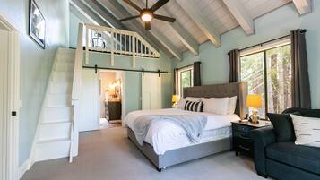 3 habitaciones, escritorio y tabla de planchar con plancha