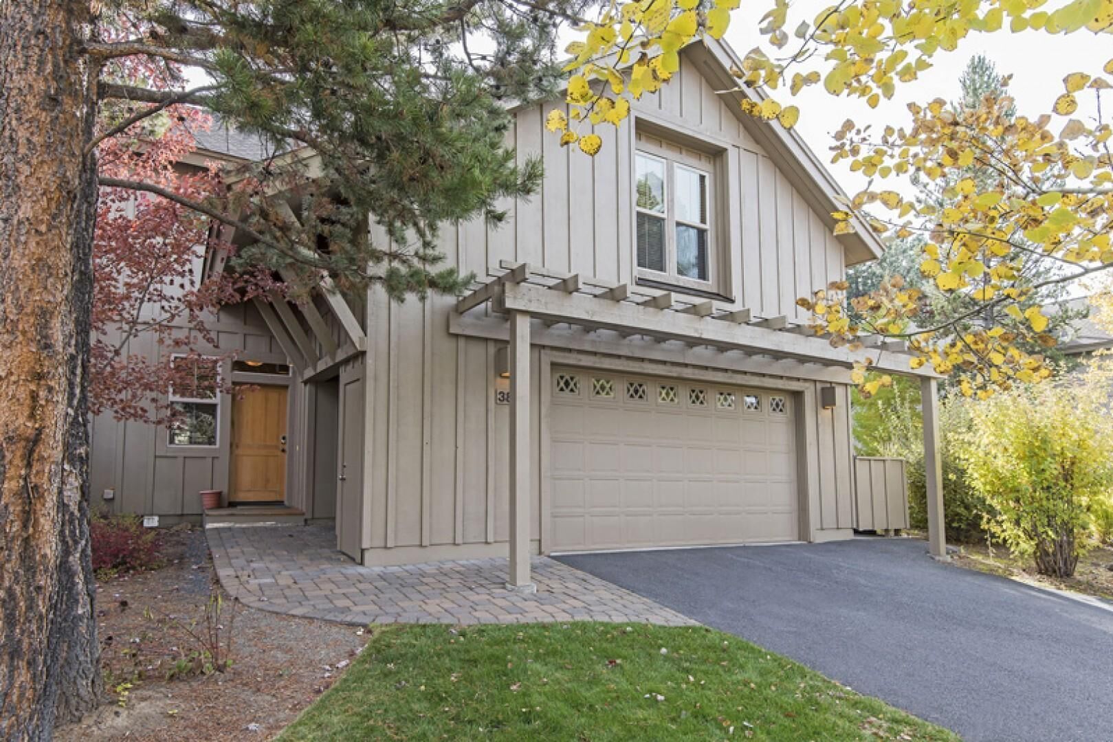 AMAZING!!! Fremont Crossing Townhome w/Hot Tub with Sharc Passes (sleeps 9)