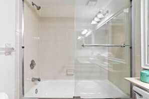 Badewanne, Handtücher, Seife, Toilettenpapier