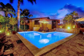 Una piscina al aire libre (de 09:30 a 21:30), tumbonas