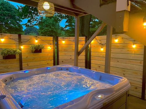 Geneva Loft, Hot Tub + Arcade *Mins to Spire, Wineries and I-90* Great Location