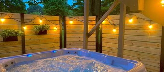 Geneva Loft, Hot Tub + Arcade *Mins to Spire, Wineries and I-90* Great Location