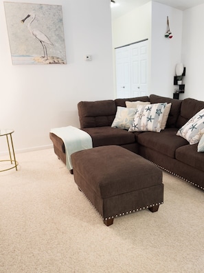 Smart TV, video games, table tennis, books - Ultimate Wine Country Retreat | Hot Tub, Arcade, and Mins to Spire and Winery! (Geneva)