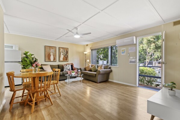 TV - Metung Akora 2Bdrm Apartment Pets & Boats welcome! (Metung)