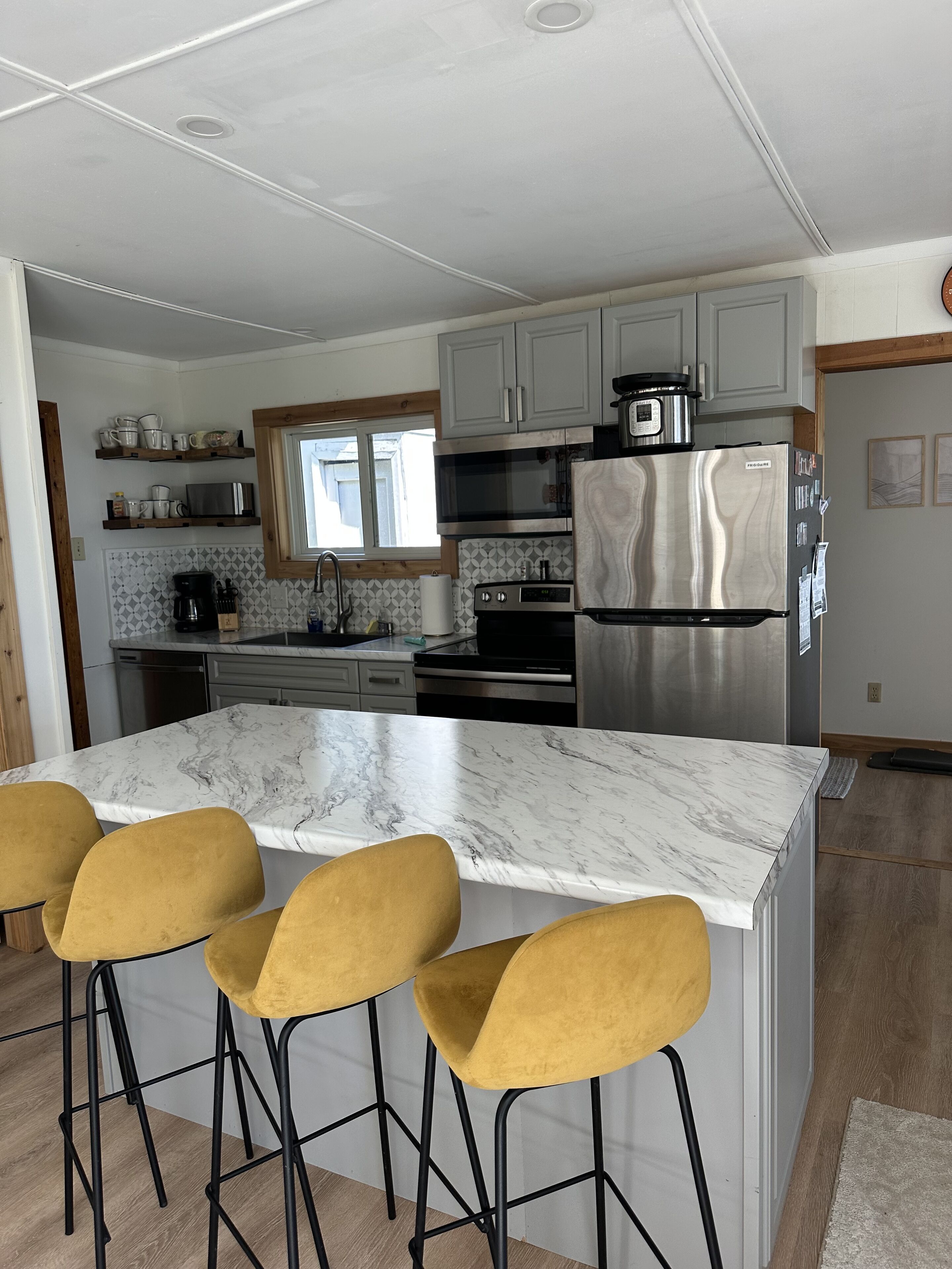 Refrigerador, microondas, horno y parrilla de estufa 