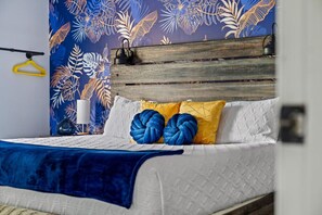 3 habitaciones, escritorio y tabla de planchar con plancha