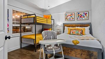 3 slaapkamers, een bureau, een strijkplank/strijkijzer, reisbedje