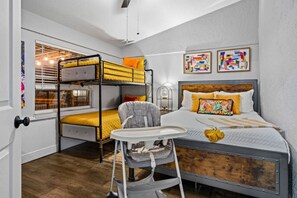3 bedrooms, desk, iron/ironing board, travel crib - Pickleball Paradise | Pool & Hot Tub Fun (Melbourne)