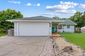 Exterior - Pickleball Paradise | Pool & Hot Tub Fun (Melbourne)