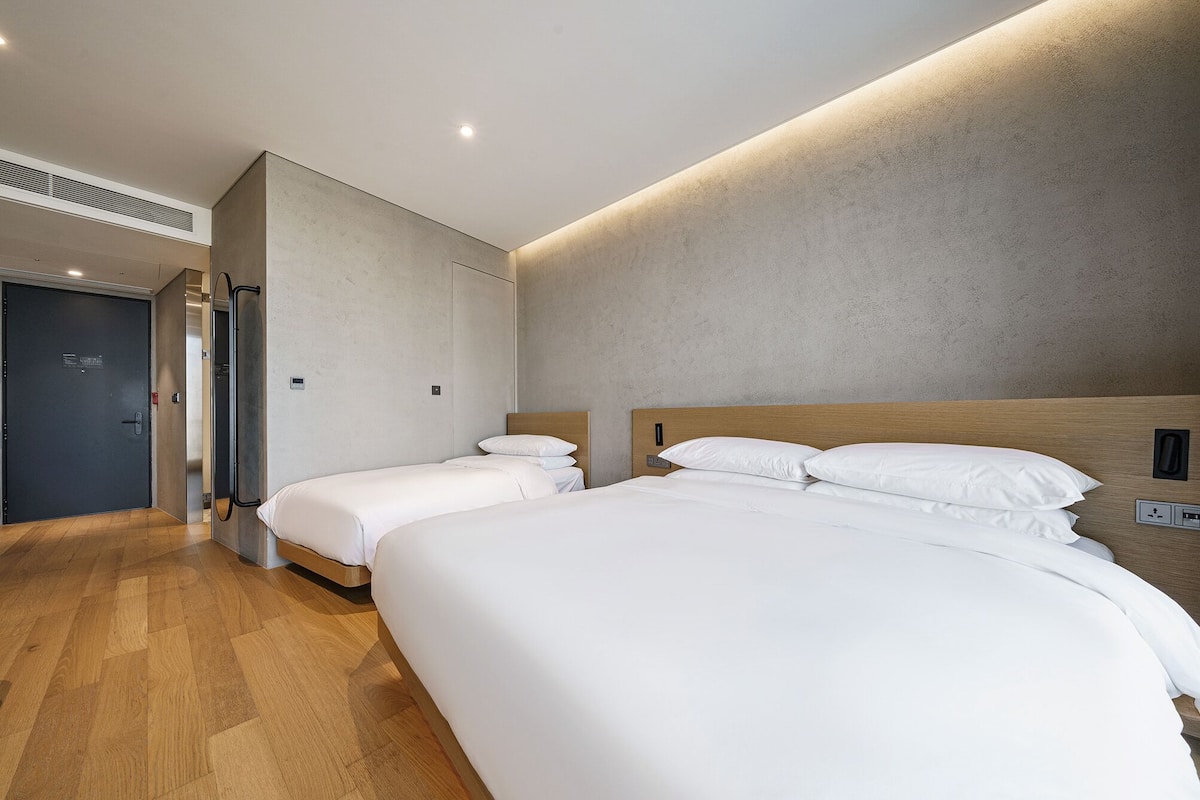 Familjerum | Värdeförvaringsskåp på rummet, mörkläggningsgardiner och ljudisolering