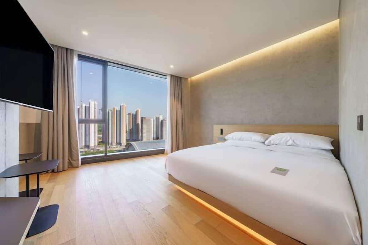 Cofres nos quartos, cortinas blackout, quartos à prova de som