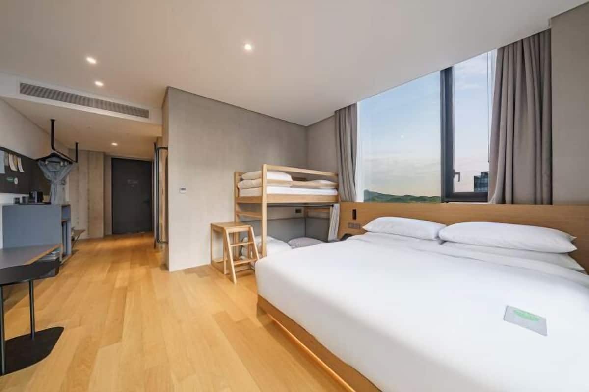 Cofres nos quartos, cortinas blackout, quartos à prova de som