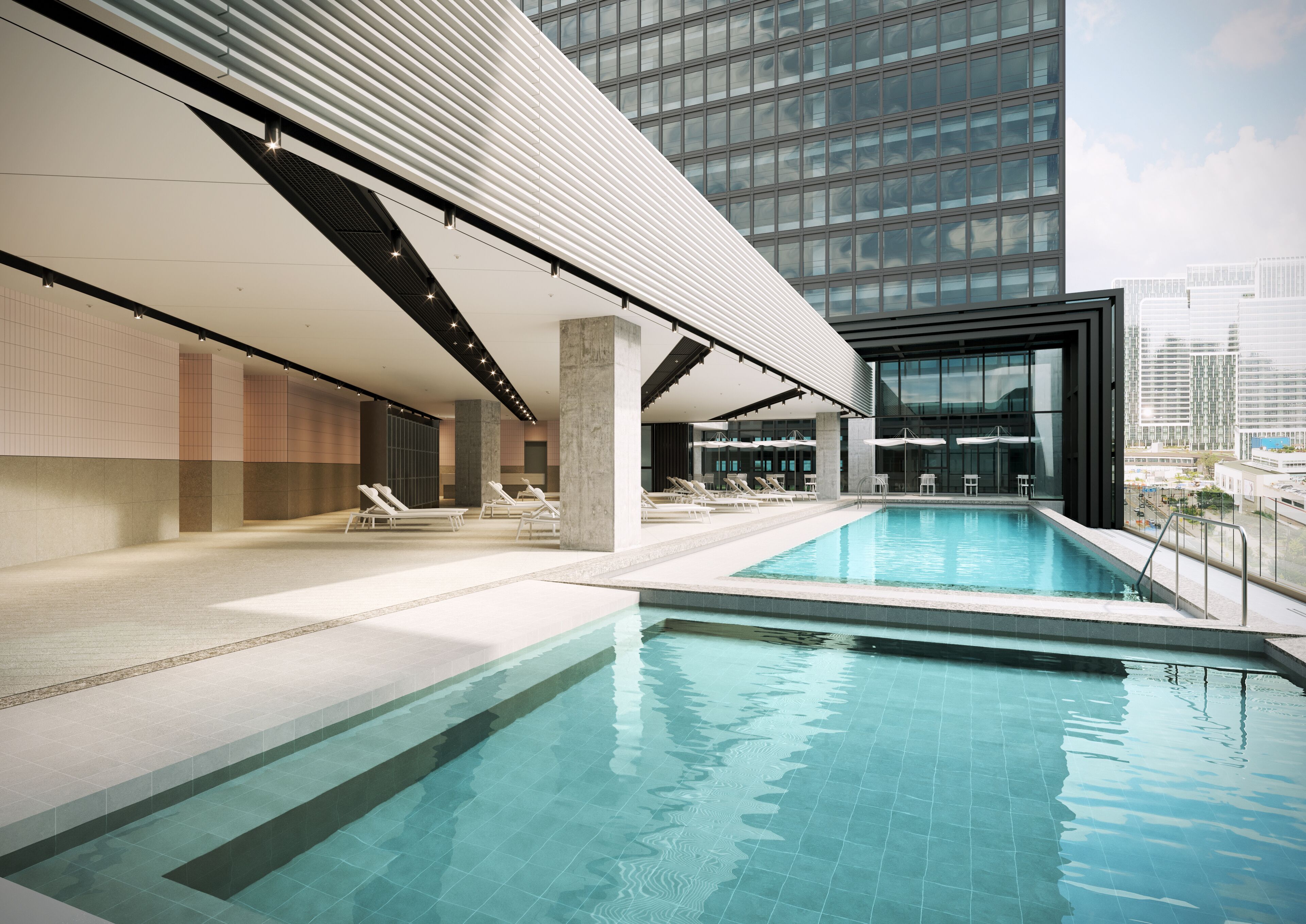 Una piscina techada, sillones reclinables de piscina