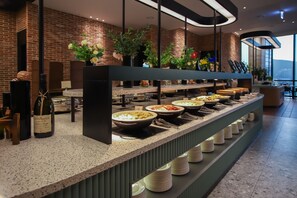 Petit déjeuner buffet servi tous les jours en supplément