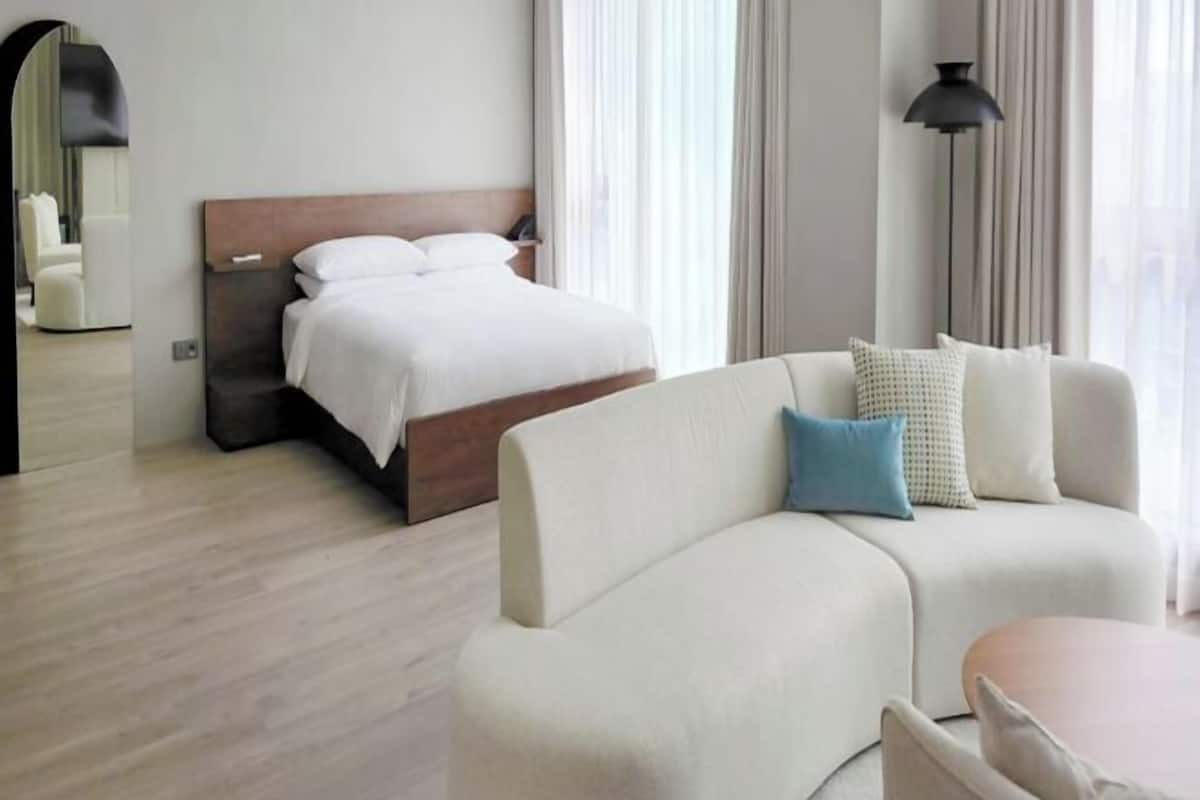 Cofres nos quartos, cortinas blackout, quartos à prova de som