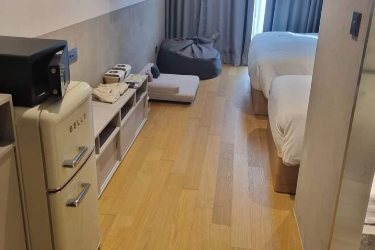 Cofres nos quartos, cortinas blackout, quartos à prova de som