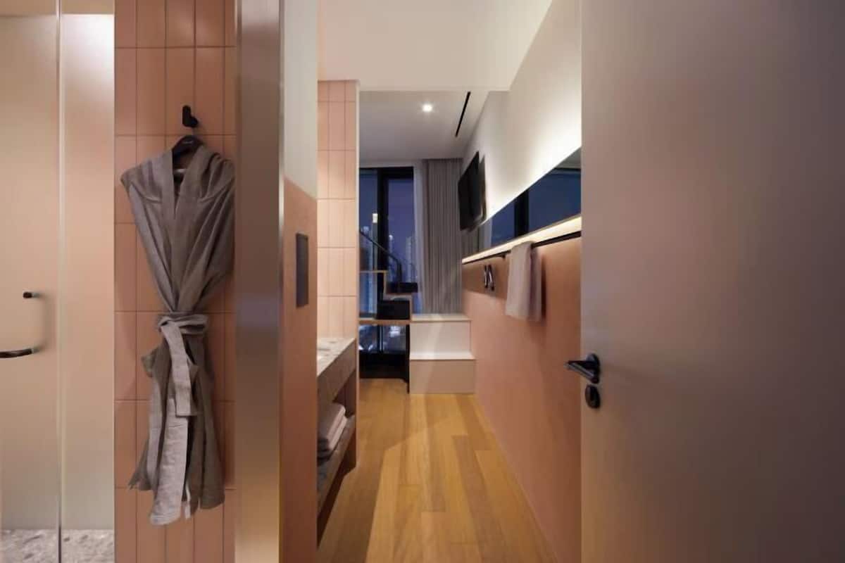 Cofres nos quartos, cortinas blackout, quartos à prova de som