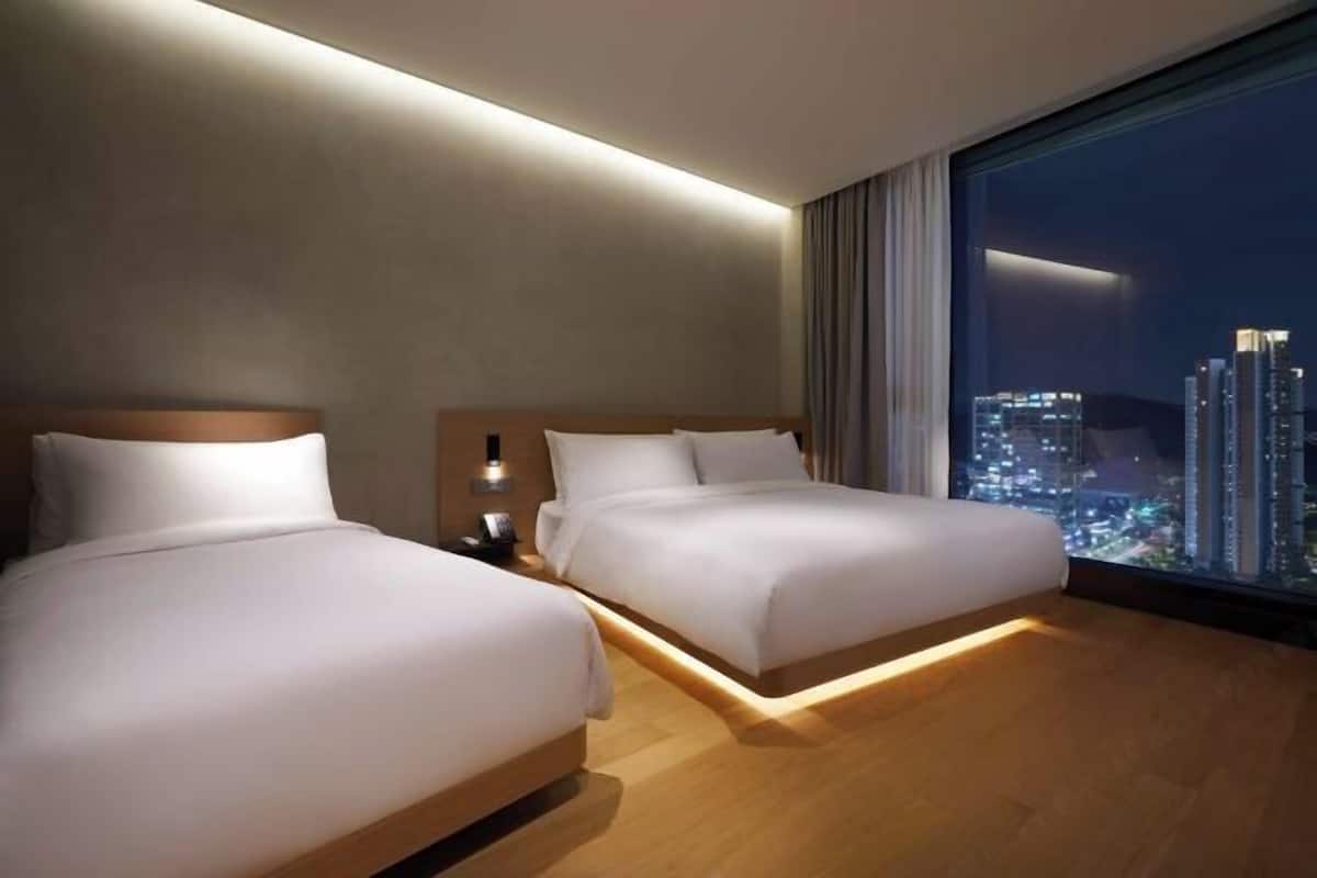 Cofres nos quartos, cortinas blackout, quartos à prova de som