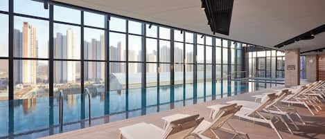 Piscine couverte, accès possible de 09 h 00 à 20 h 00, chaises longues