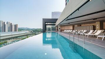 Kolam renang indoor, dengan kursi berjemur