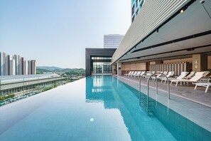 Piscine couverte, accès possible de 09 h 00 à 20 h 00, chaises longues 