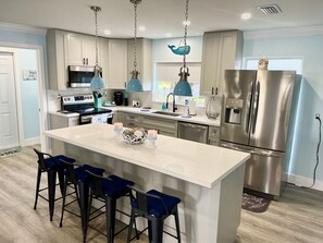 Fridge, microwave, oven, stovetop - LILY'S BEACH HOUSE - POOL HOUSE WITH DIRECT RIVER ACCESS (Cape Coral)