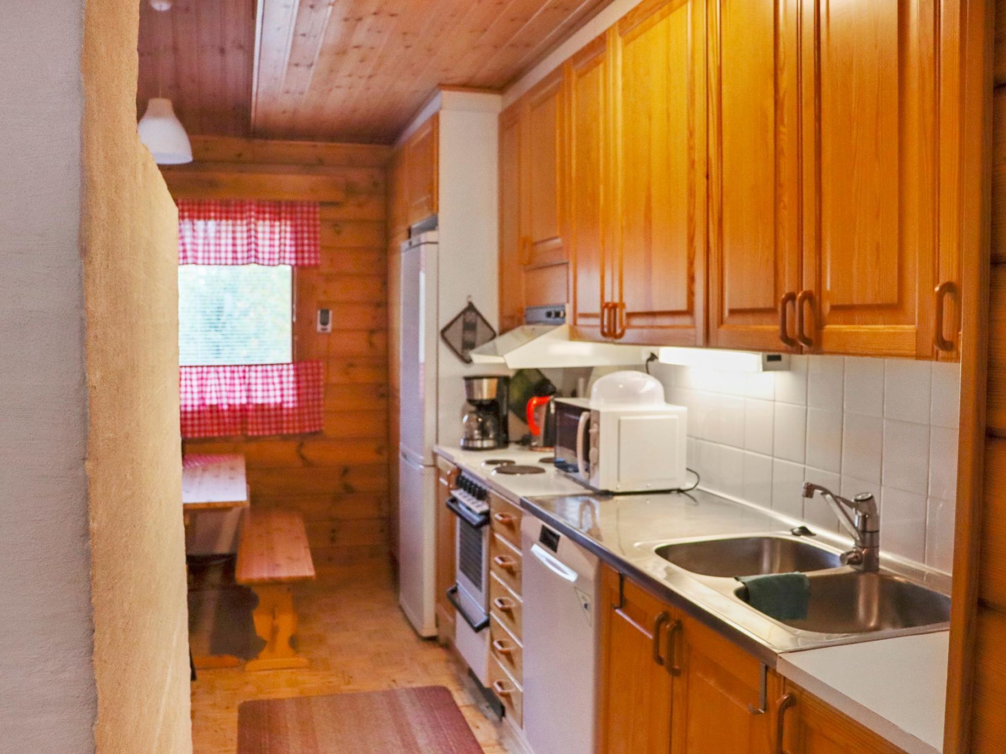 Refrigerador, microondas, lavavajillas y utensilios de cocina 