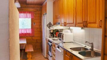 Frigorifero, microonde, lavastoviglie, pentole/stoviglie/utensili