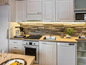 Fridge, microwave, dishwasher, cookware/dishes/utensils