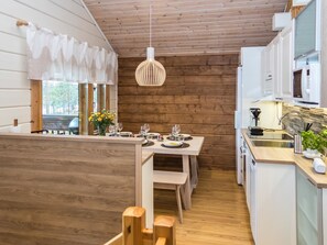 Refrigerador, microondas, lavavajillas y utensilios de cocina 