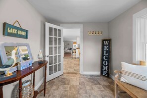Lobby - Cozy Keyes Cottage | Lakefront • Dock • Kayaks (Winthrop)